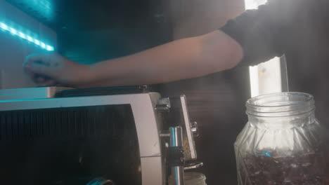 recarga de la máquina de café de la cocina