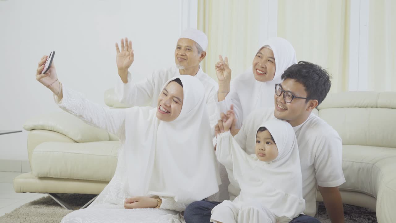 세 세대의 무슬림 가족이 비디오 통화를 하고 있습니다.