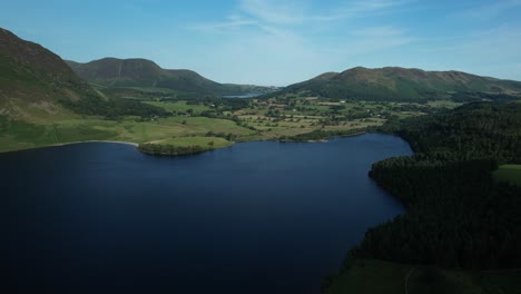 Luftbild-über-Crummock-Water-Mit-Loweswater-In-Der-Ferne,-Lake-District,-Großbritannien