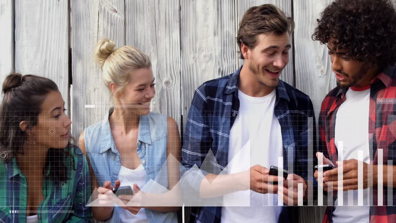 animación del procesamiento de datos sobre diversos amigos que usan teléfonos inteligentes