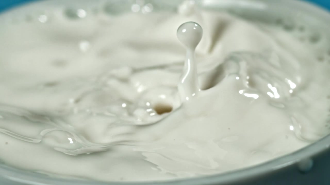 Gota de Leite em Câmera Lenta Espirrando em Líquido Branco