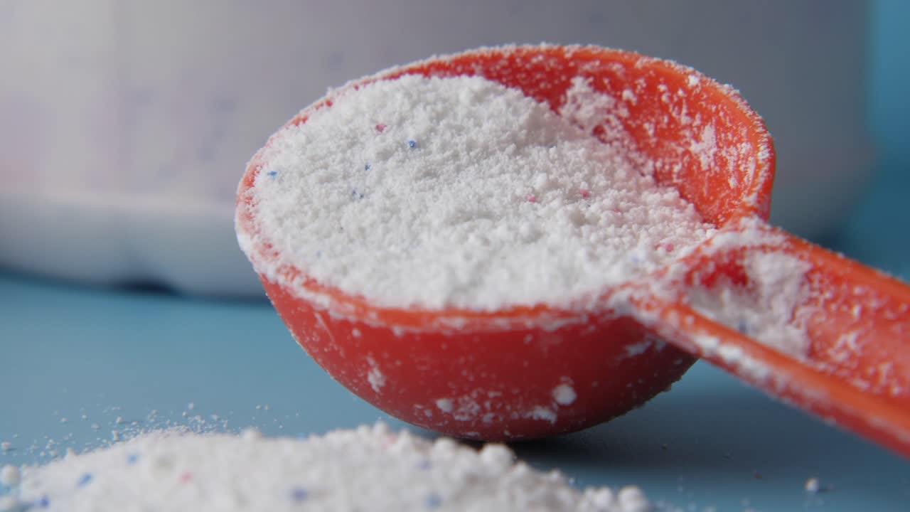 세탁용 세탁제는 측정 스쿠프에 있습니다.