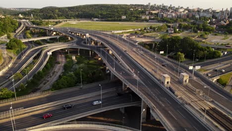 vista aérea del paisaje urbano de belgrado, serbia, por la mañana. vista aérea de drones del lago ada ciganlija, el hipódromo y el tráfico que conduce sobre la intersección en belgrado. escena urbana 4k