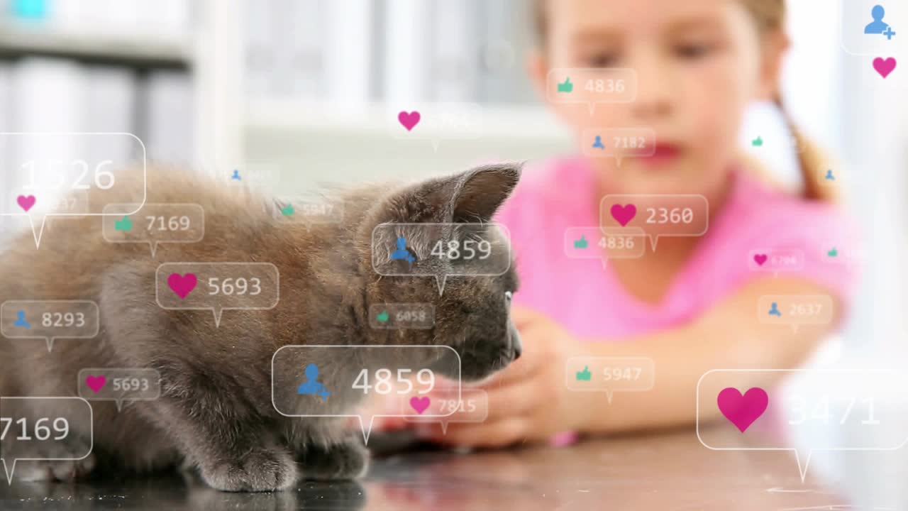 Gatinho aparecendo na mesa, causando a ascensão de ícones flutuantes de redes sociais enquanto uma garota se estende em direção ao gatinho.