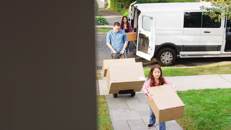 Niño-Ayudando-A-Descargar-Cajas-De-La-Furgoneta-En-Familia-Mudándose-En-El-Día