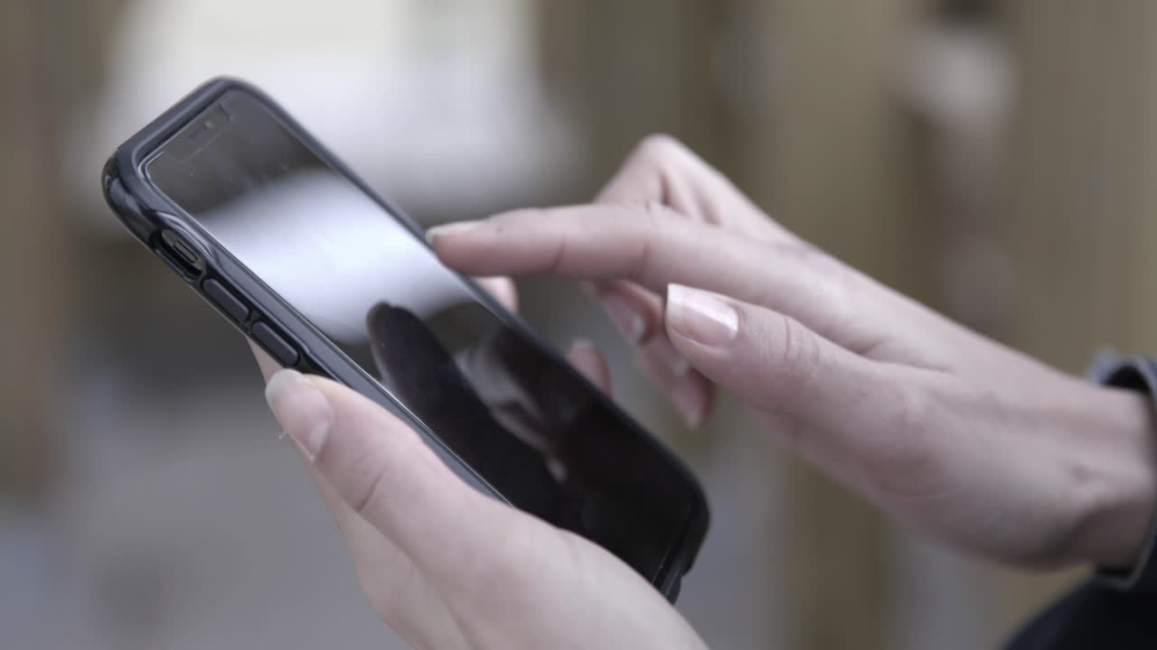 Primo piano di mani che scorrono e toccano uno smartphone