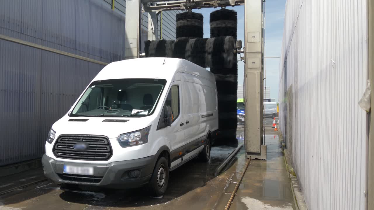 ⁇  밴 이 브러시 로 기계적 인 자동차 세척 에서 청소 되고 있다