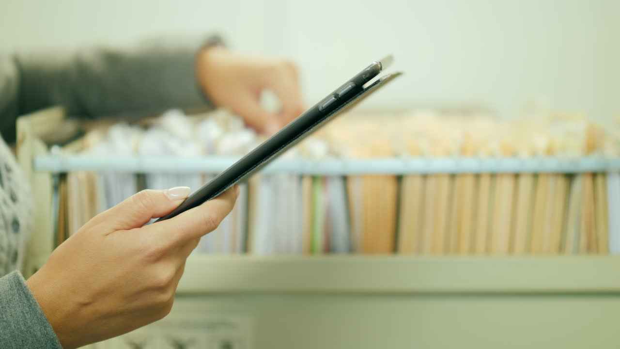 comparar archivos en papel con tabletas