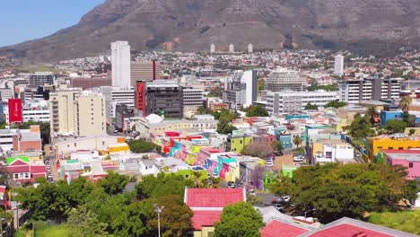 antena sobre el colorido barrio de ciudad del cabo bo-kaap y el horizonte del centro de la ciudad sudáfrica