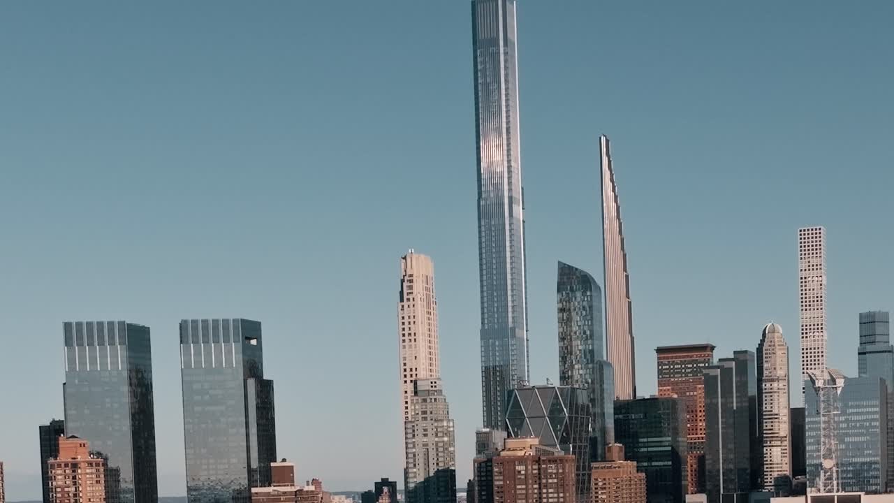 Vista di edifici moderni sullo skyline di New York in condizioni di cielo sereno