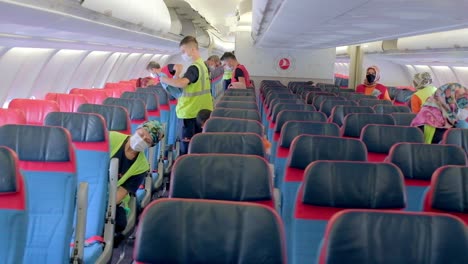 trabajadores limpieza aviones aeropuerto