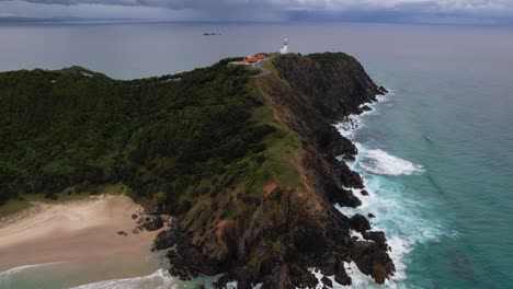 vista aérea del faro de cabo byron, en la bahía de byron, nueva gales del sur, australia