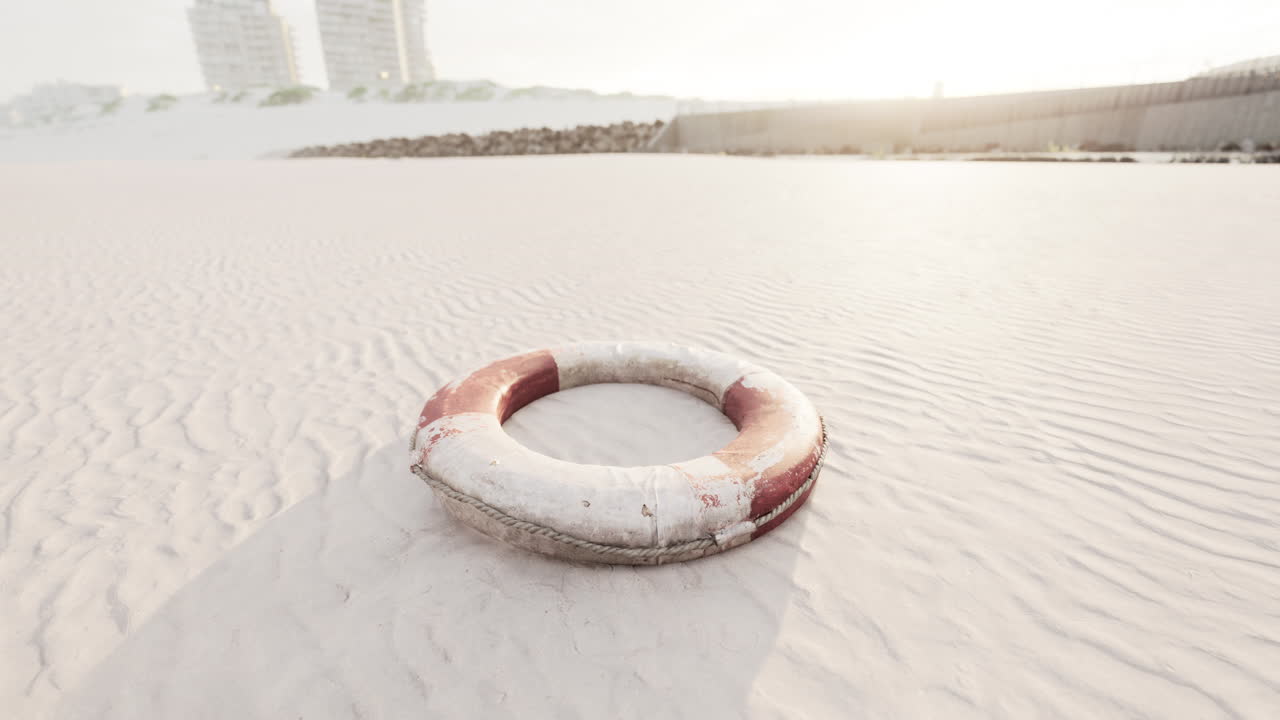 사막 해변에 있는 구명선