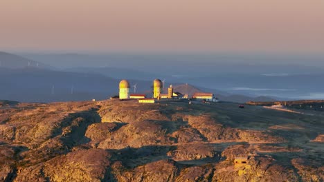 estación o observatorio de radar abandonado en la serra da estrela