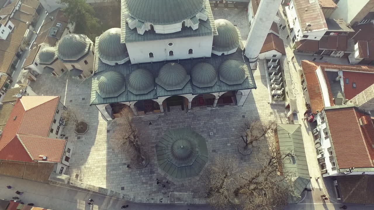 vista aérea de la fuente en la mezquita en sarajevo, bosnia y herzegovina
