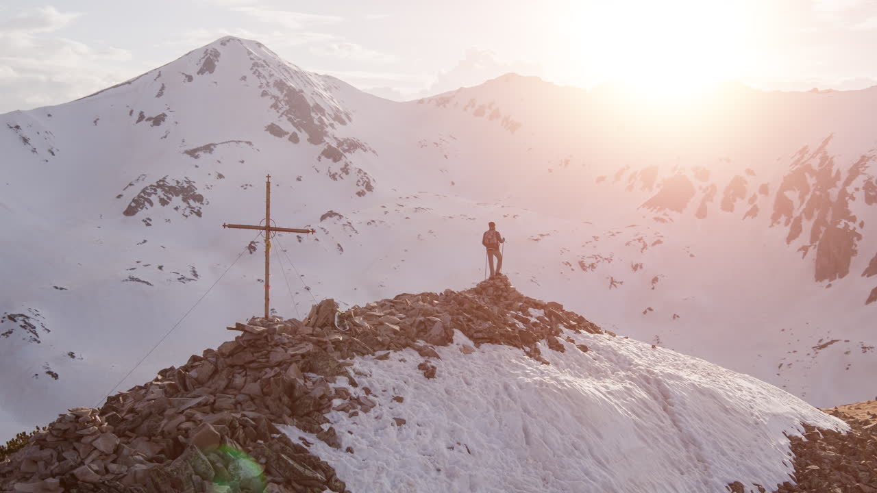 excursionista en la cumbre de la montaña al amanecer o al atardecer