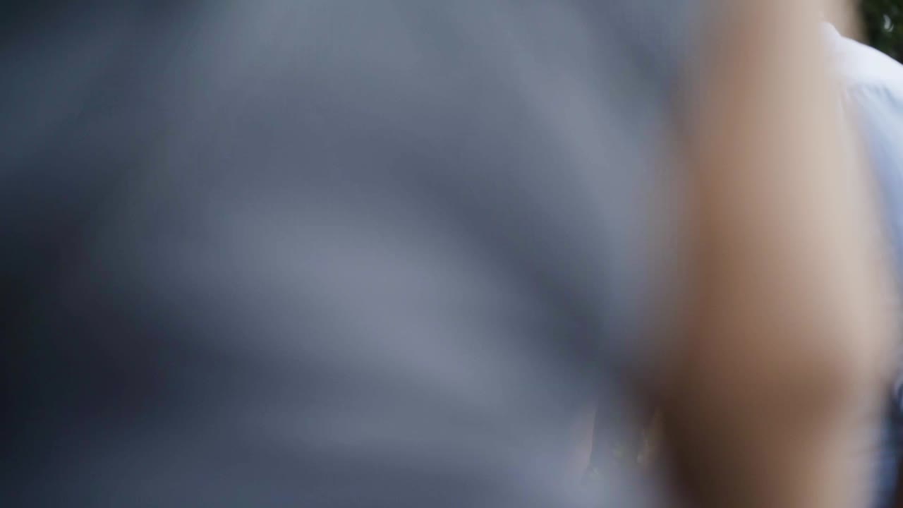 una pareja disfrutando de una conversación en un parque.