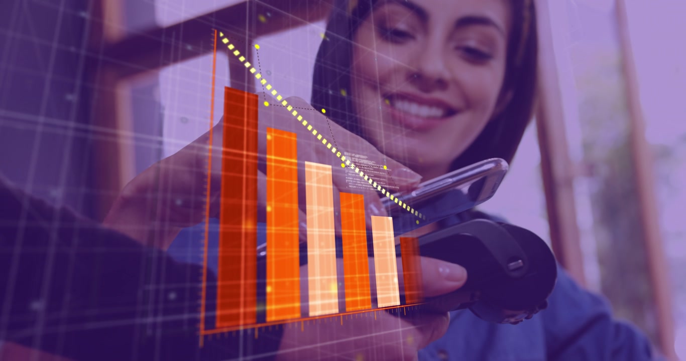 Animazione di elaborazione dati su una donna che paga con lo smartphone.