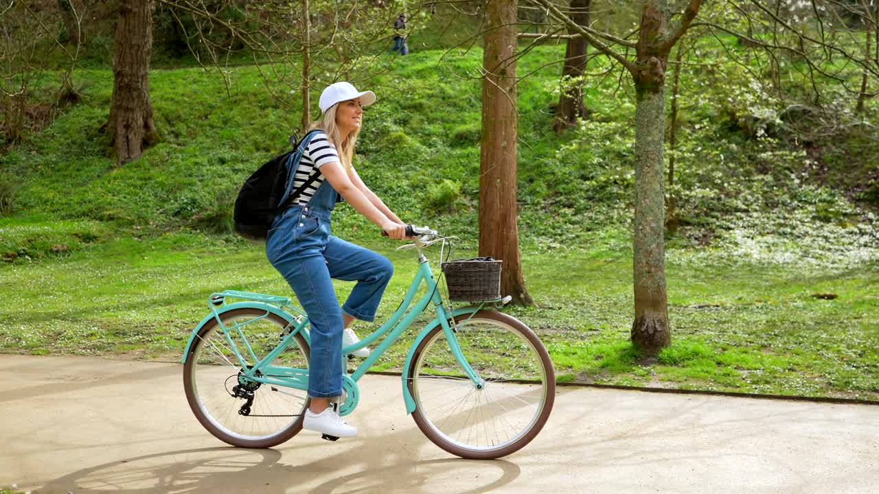공원에서 자전거를 타고 있는 여자