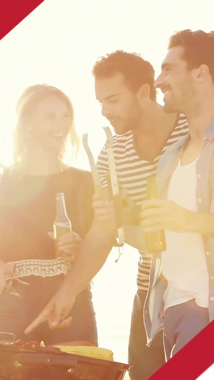 Animazione della bandiera degli Stati Uniti su amici caucasici a un barbecue in spiaggia in estate