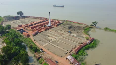 la industria del ladrillo se desarrolló alrededor del suelo aluvial a lo largo del río ganga