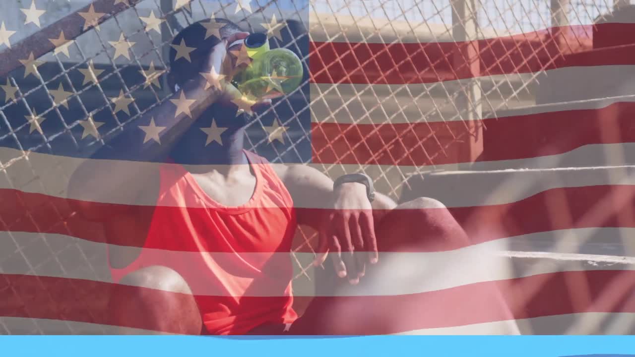 animación de la bandera de los estados unidos de américa sobre un atleta masculino bebiendo durante el entrenamiento