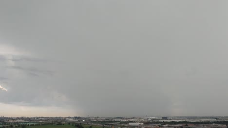 Lapso-De-Tiempo-De-Una-Tormenta-En-Movimiento-Rápido-Que-Pasa-Por-El-Aeropuerto-De-Toronto-Con-Un-Avión-Entrante-Antes-De-Que-Golpee-La-Tormenta