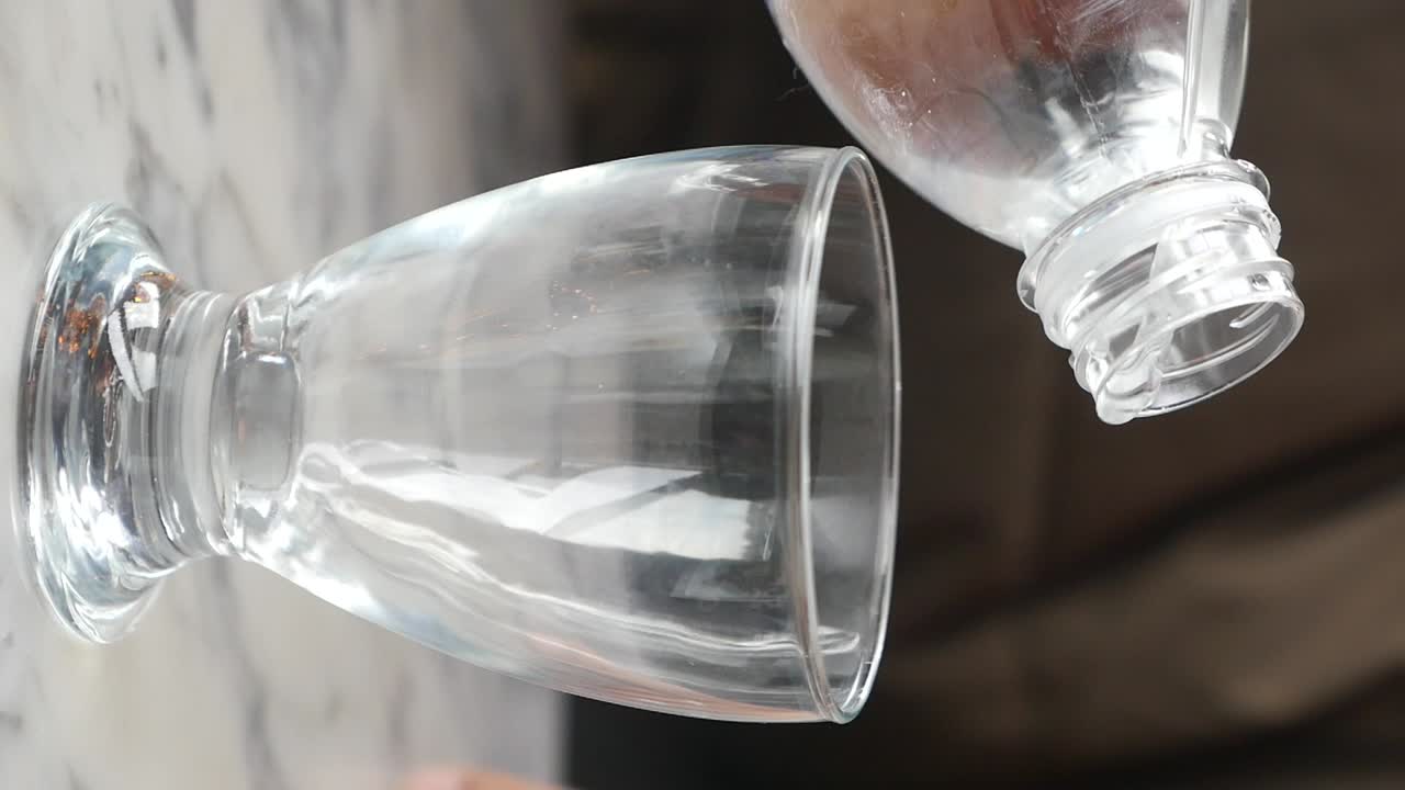 유리잔 에 물 을 부어 넣는 것