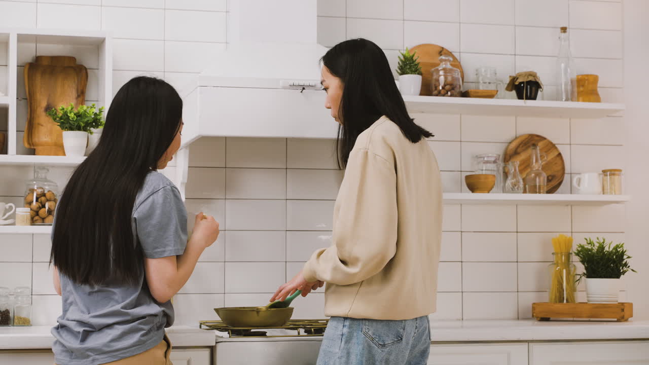 부엌에서 두 명의 일본 친구 4