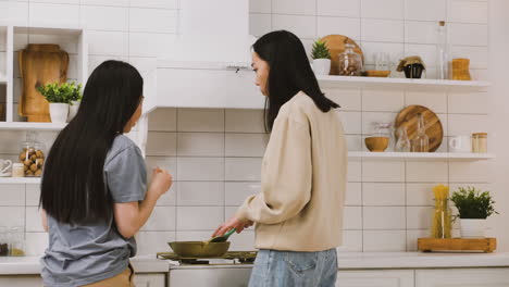 부엌에서 두 명의 일본 친구 4