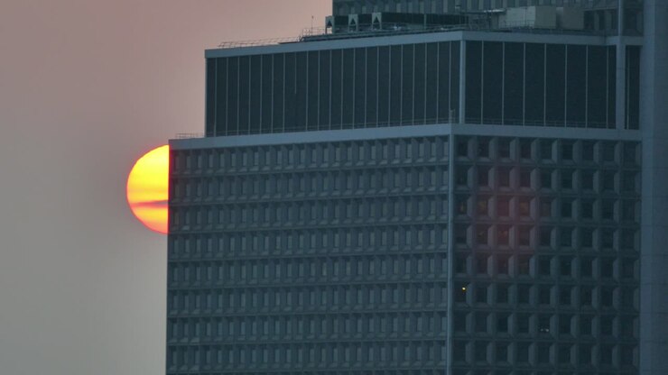 Pôr do sol atrás de um arranha-céus