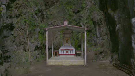 Religious-Prayer-Altar-in-Mountain-of-Veracruz,-Mexico---Approach