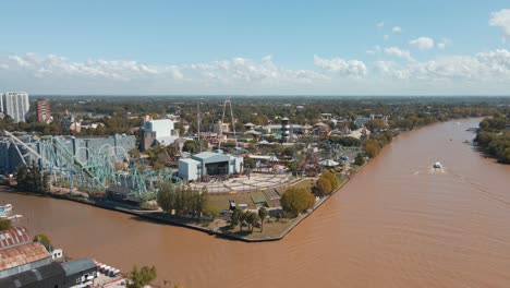 Panorama-Of-Parque-de-la-Costa-And-Lujan-River-At-Daytime-In-Tigre,-Buenos-Aires,-Argentina