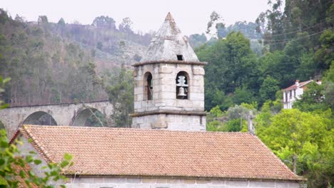 Der-Heitere-Blick-Auf-Eine-Kirchenglocke-In-Portugal-Verkörpert-Ein-Gefühl-Zeitloser-Ruhe-Und-Kulturellen-Reichtums