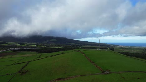 imágenes aéreas elevadas con vistas a los exuberantes campos de granja en serra do cume, nubes en rápido movimiento