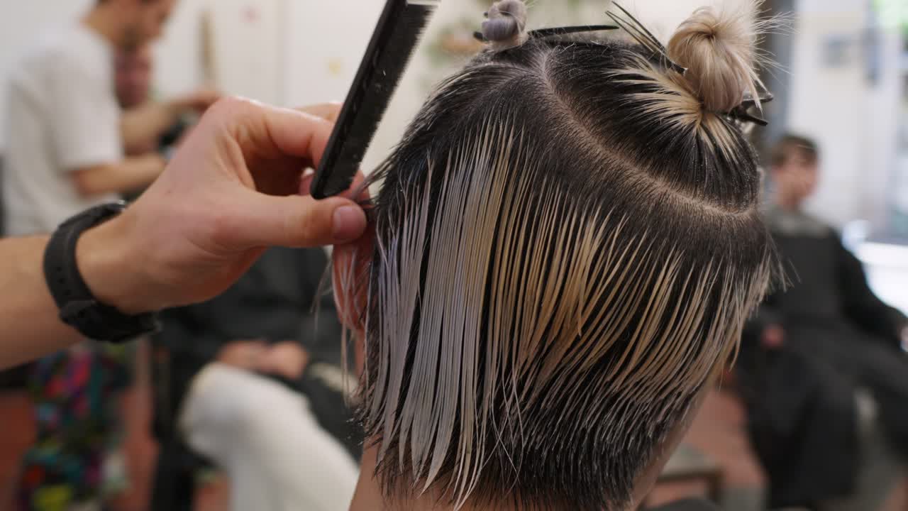 미용실에서 헤어스타일