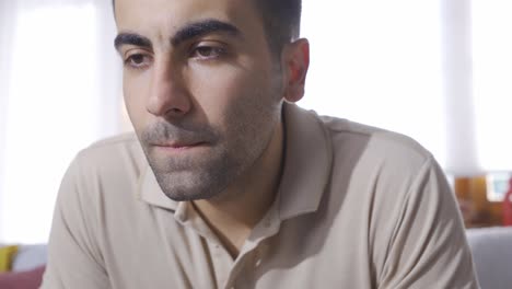 el hombre triste se emociona.
