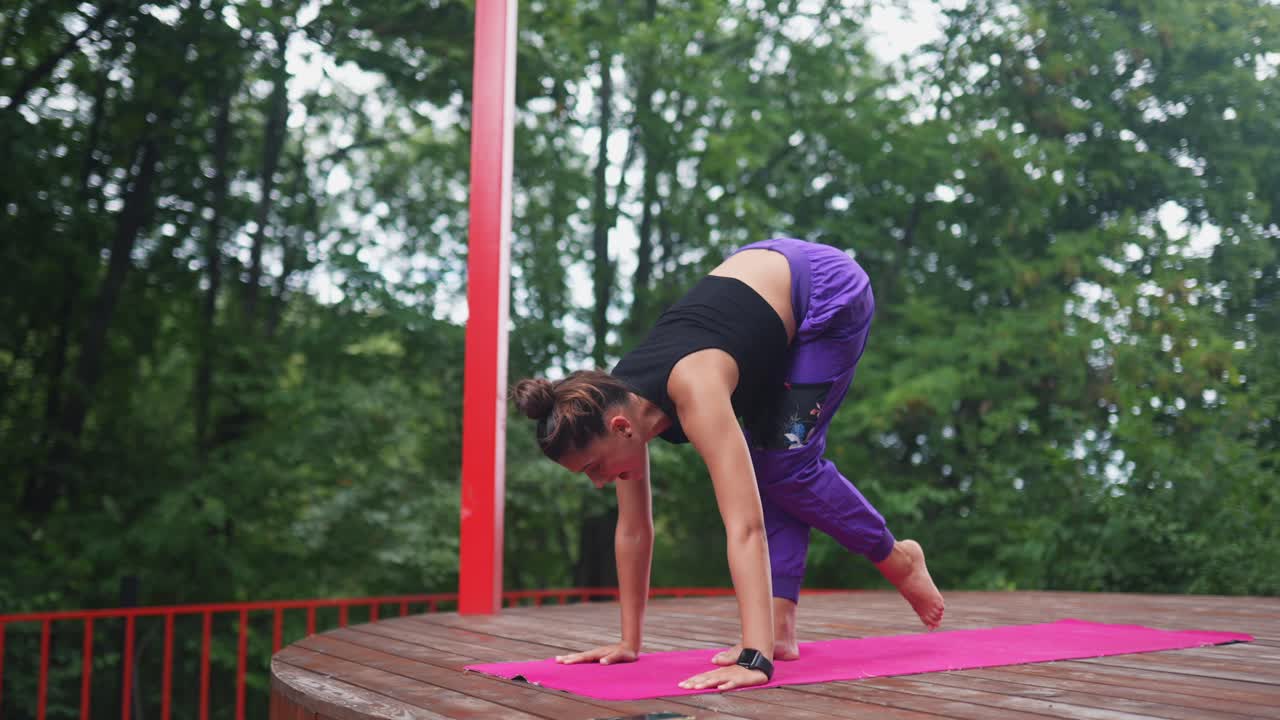 mujer practicando yoga al aire libre