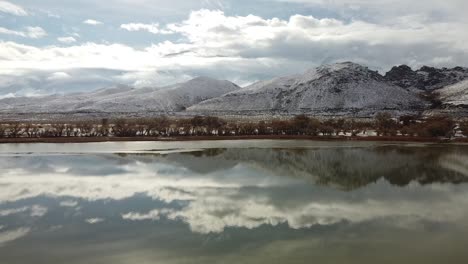 paisaje junto al lago del lago diaz y el valle de owens en un día nublado de invierno, california, estados unidos, naturaleza salvaje con reflejo de nubes en la superficie del agua y montañas inyo en el horizonte