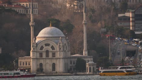 Moschee-Mit-Historischer-Architektur-Und-Fähre-Am-Fluss-In-Istanbul,