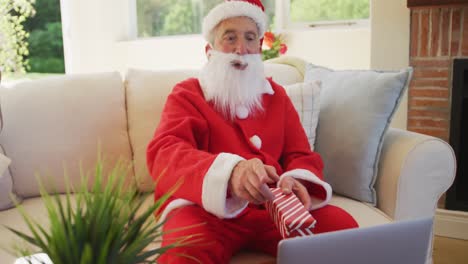 Hombre-Caucásico-Senior-En-Navidad-Vistiendo-Traje-De-Papá-Noel