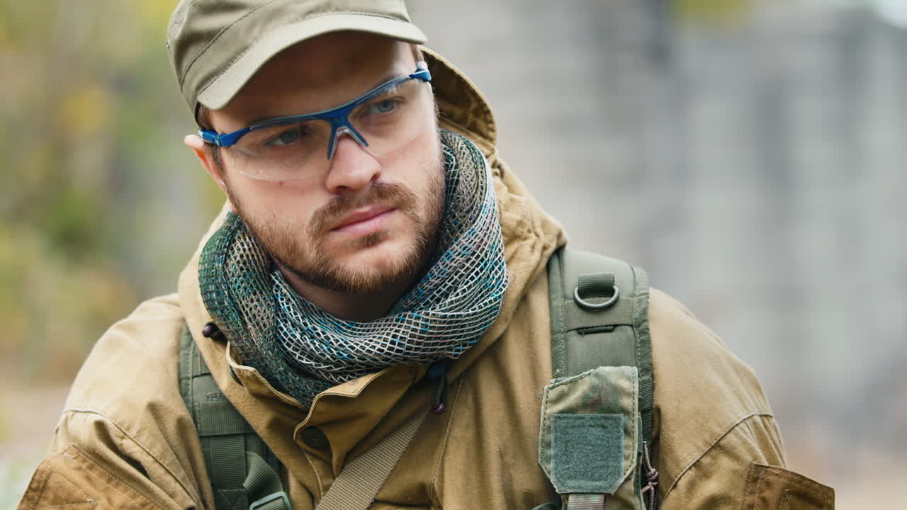 손에 권총을 들고 에어건을 하는 남자 5