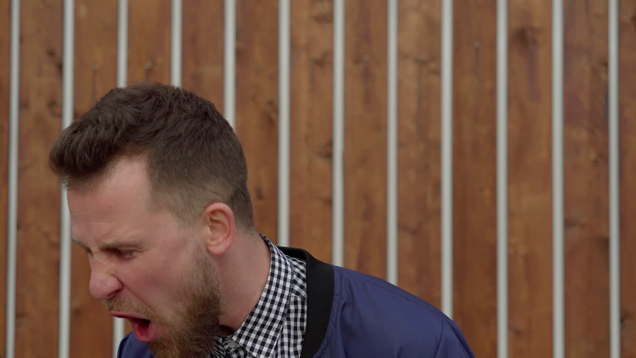 hombre enojado en el teléfono