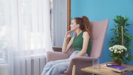 mujer tranquila y pacífica. la mujer está descansando en casa.