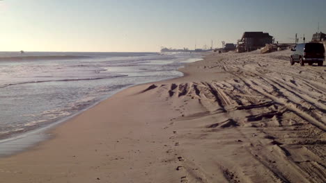 An-Einem-Wunderschönen-Spätsommertag-Brechen-Sanfte-Wellen-An-Einem-Ruhigen,-Leeren-Strand-An-Der-Küste-Von-Jersey