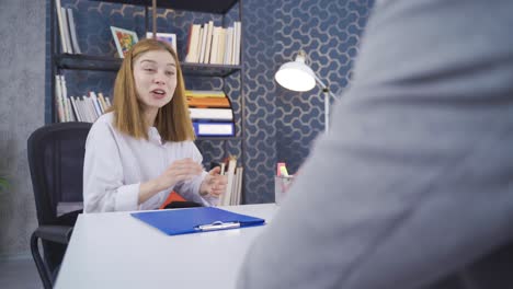 деловая жизнь. заключение сделки, подача заявки на работу, работающая внештатная бизнес-женщина.