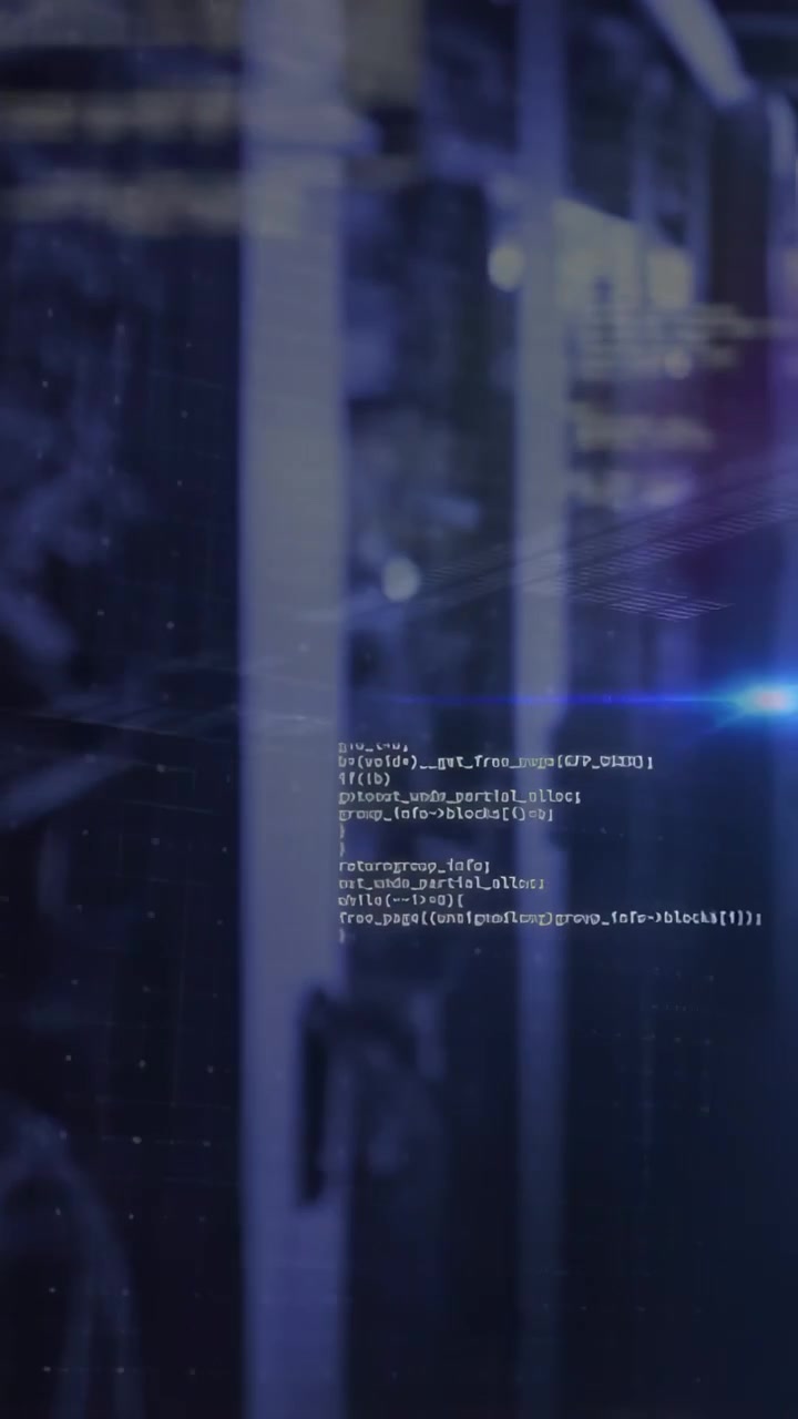 Video verticale: Rack di server che elabora dati in arrivo in un data center, con HUD di codice scorrevole in sovrapposizione