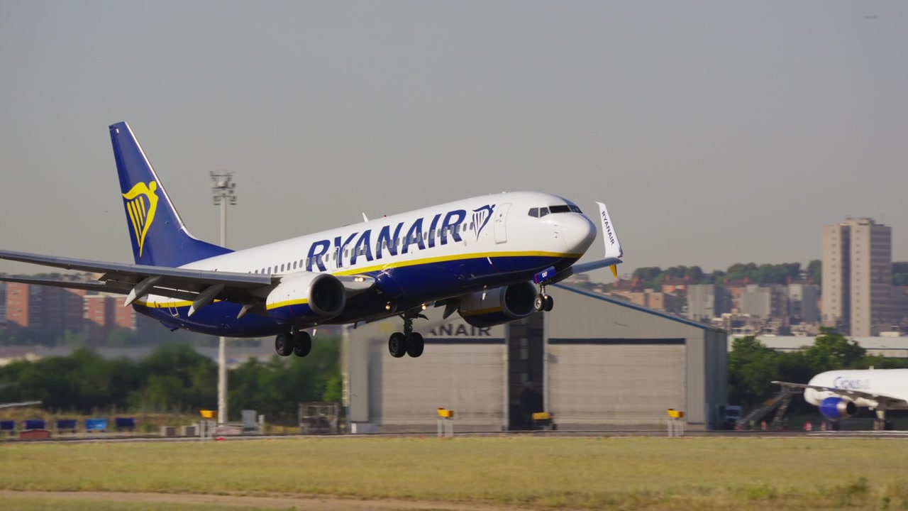 Ryanair Yolcu Uçağı Havaalanına İniyor