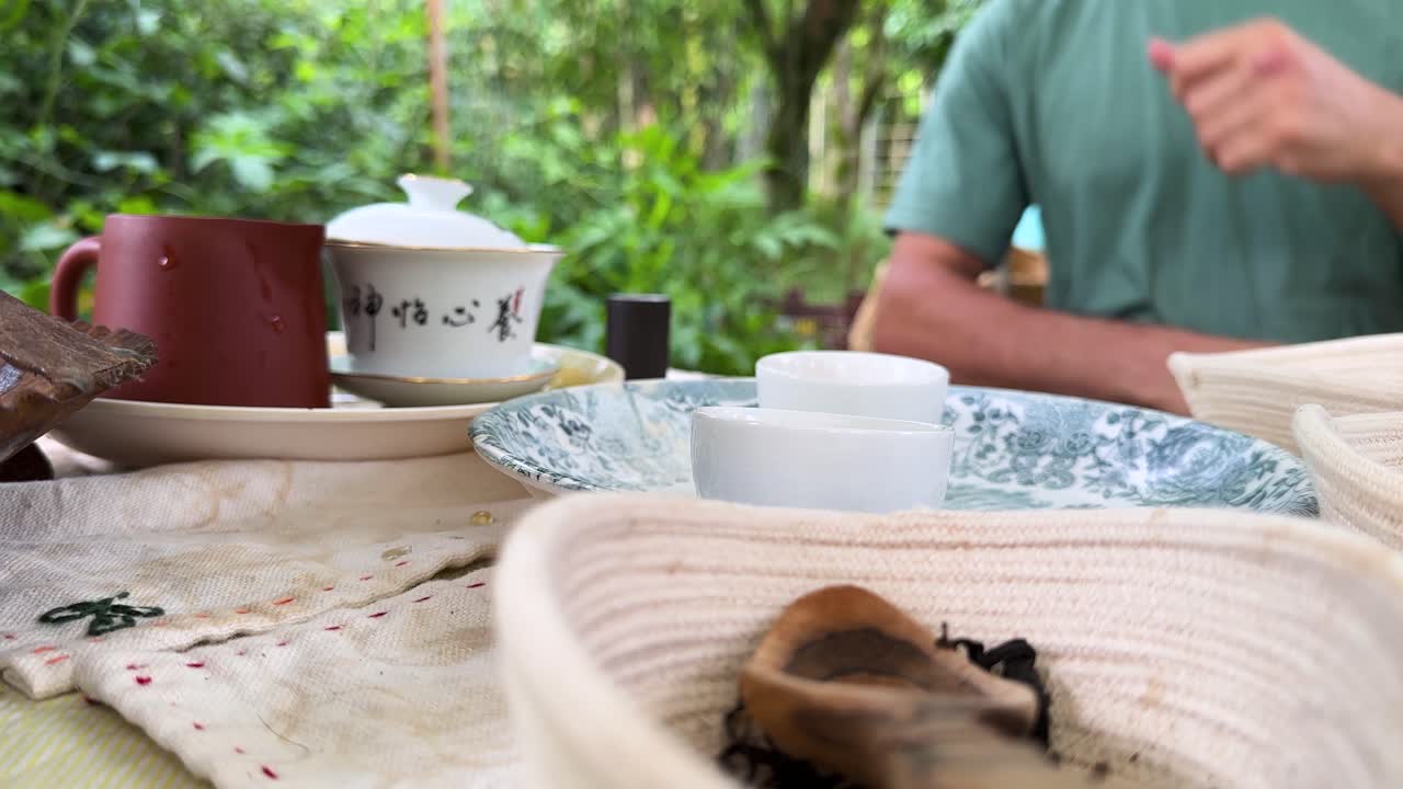 お茶のプランテーションリゾートでは、ハーブ飲料の試飲体験、温かいオーガニック飲料、穏やかなアジア文化、イランの茶道、茶道の先生によるおもてなし、調理器具、木のテーブル、宿泊施設で伝統的な醸造を提供しています。