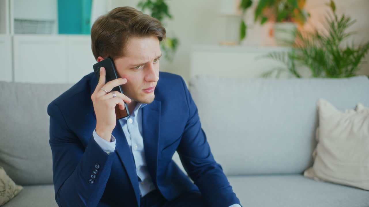 사업가가 계약자와 대화합니다.